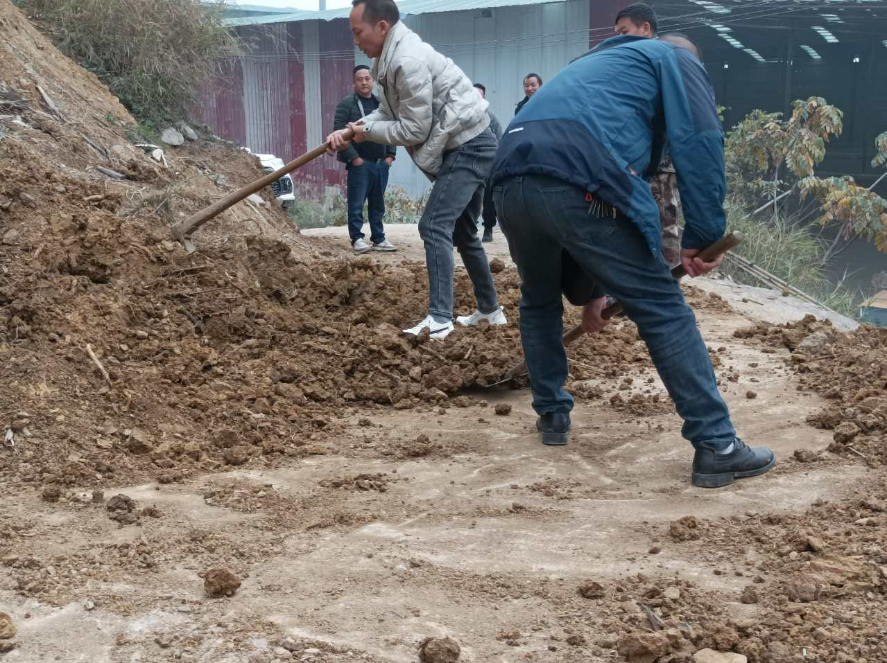 為當地村民拓寬道路.png