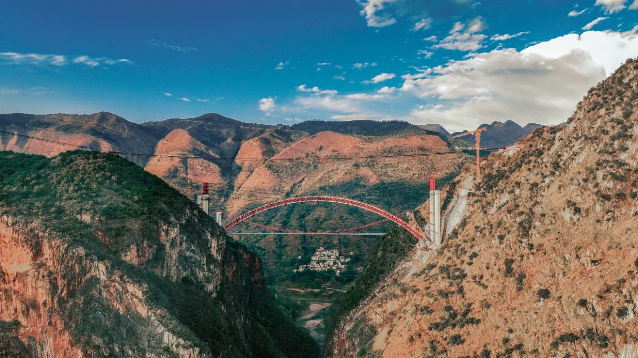 建設中的烏蒙山大橋.jpg